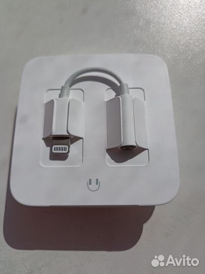 Наушники из комплекта к iPhone X c переходником