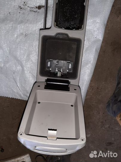 Консоль средняя с подлокотником на Volvo s 40