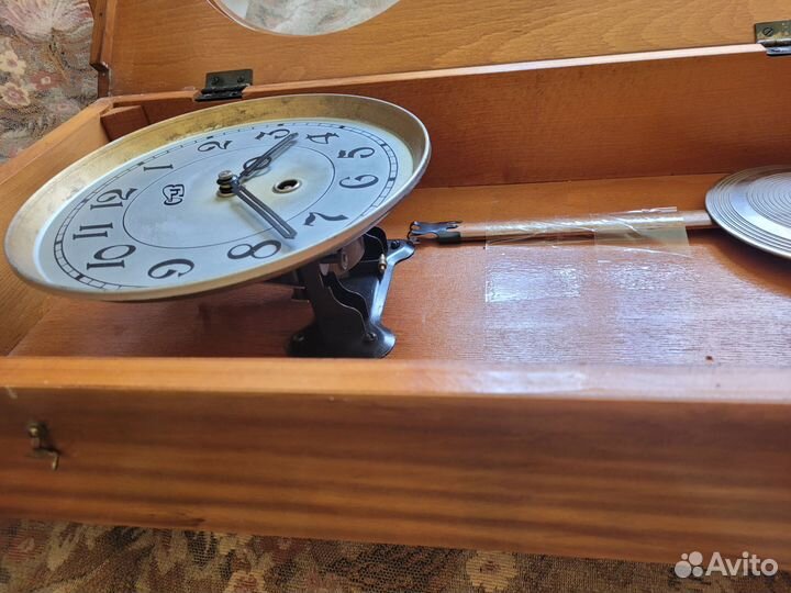 Часы настенные СССР янтарь с маятником