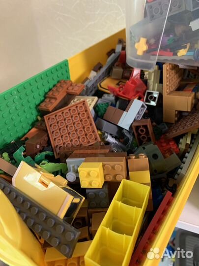 Lego россыпью оригинал и мелкие игрушки боты