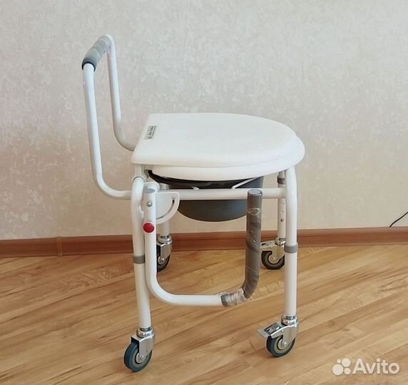 Стул-кресло санитарный на 4-х колёсах FS813