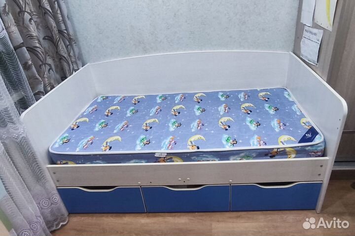 Детская кровать с бортиками, матрасом и ящиками
