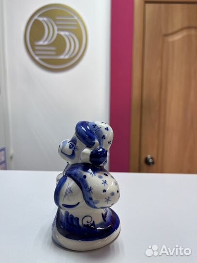 Фарфоровая статуэтка Корова с колокольчиком