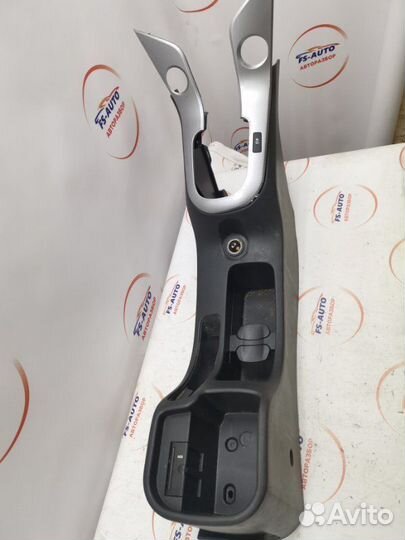 Консоль между сидений Chevrolet Cruz универсал 1.8