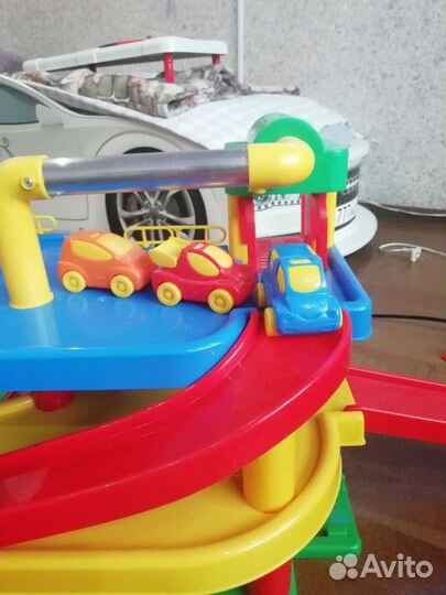 Игрушка гараж 2ух уровневый 