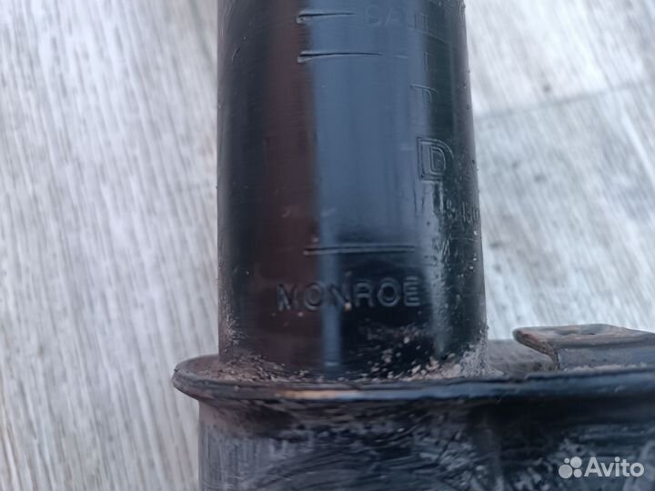 Стойка амортизатора передняя левая