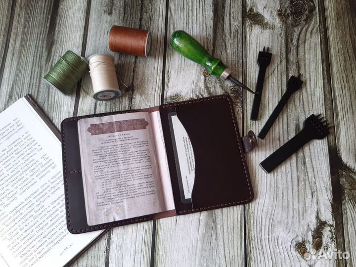 Обложка для паспорта на кнопке из натуральной кожи