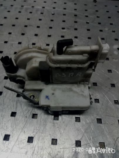 Замок двери передней правой Volkswagen Golf