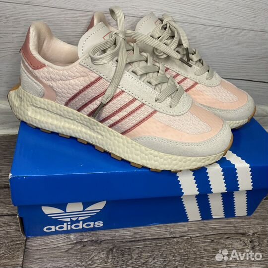 Кроссовки женские