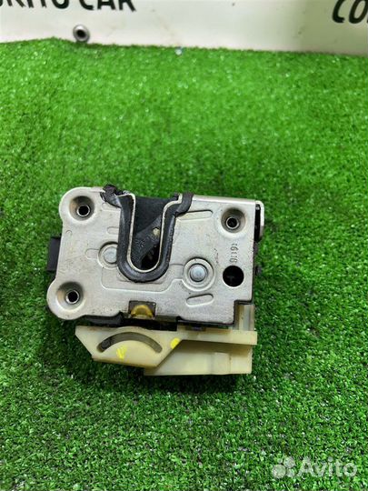 Замок двери передний правый Nissan Terrano D10