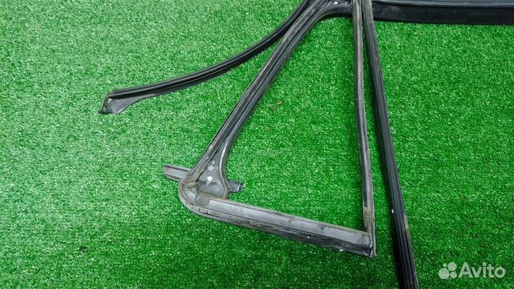 Уплотнитель стекла двери VW Golf V Variant 2003-2