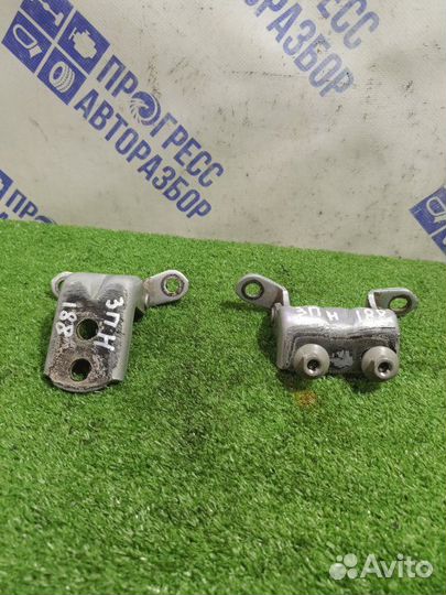 Петля двери задняя правая Nissan Tiida хэтчбек 1.6