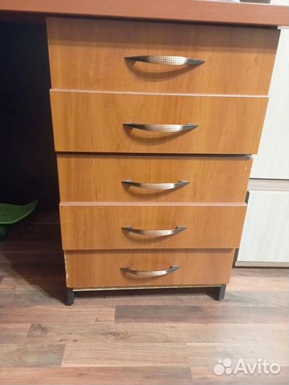 Угловой письменный стол