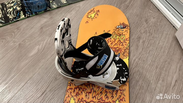 Детский сноуборд с креплениями burton