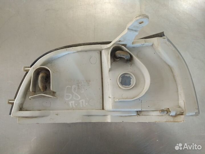 Поворотник левый Toyota Corolla e10