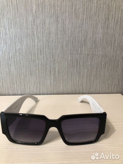 Солнцезащитные очки prada