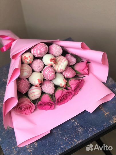 Клубничный букет с цветами Самара