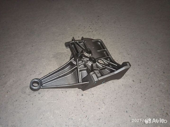 Кронштейн компрессора кондиционера Шевроле Нива