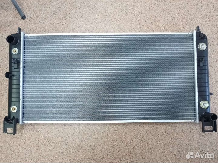Радиатор охлаждения двигателя cadillac escalade