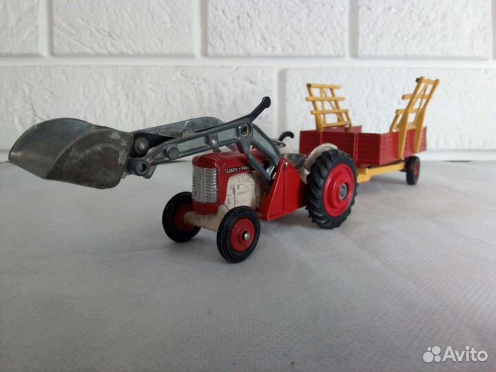 Модель Трактора Massey Ferguson 65 1:43