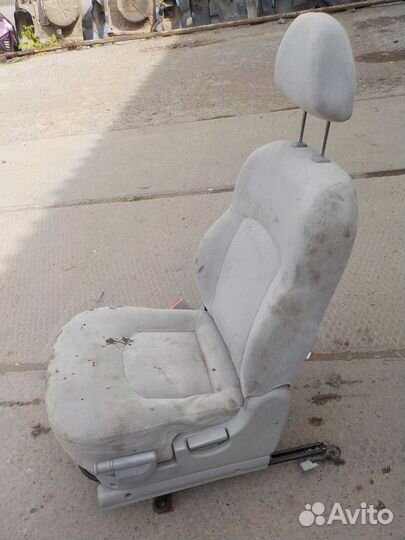 Сидение Hyundai Trajet переднее левое