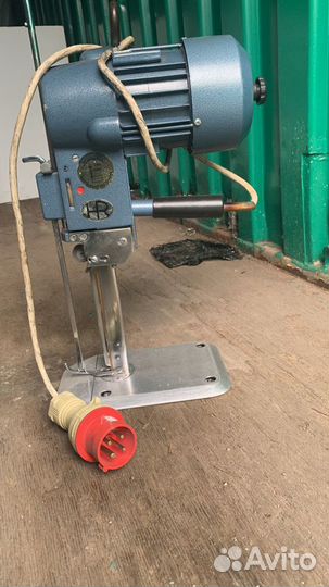 Швейная машинка электрическая б/у