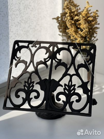 Старинная подставка для книг