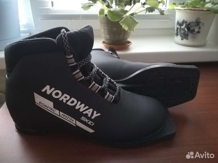 Лыжные ботинки