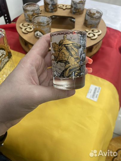 Графин с рюмками на подставке