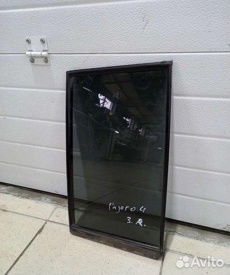 Форточка задней правой двери Mitsubishi Pajero 4