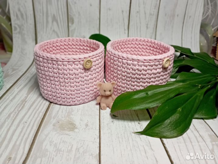 Вязанная корзинка из трикотажной пряжи