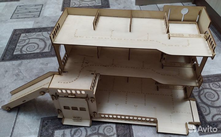 Детский игрушечный гараж из дерева