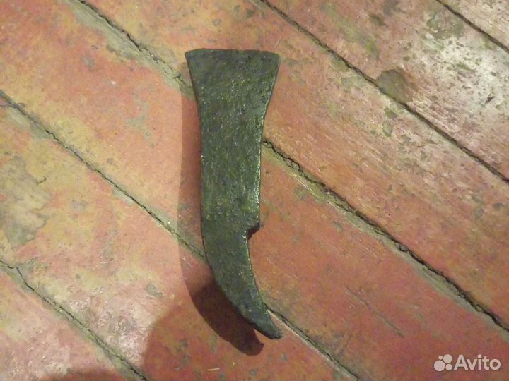 Топор пожарный. железо, засов