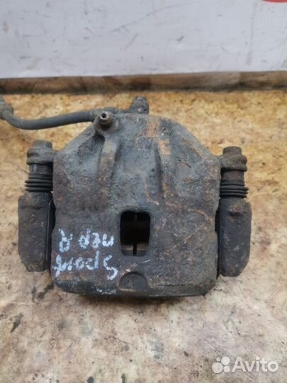 Суппорт передний правый Kia Sportage 2 SUV 2.0