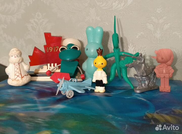 Советские игрушки, фигурки насекомых и герои 90-х