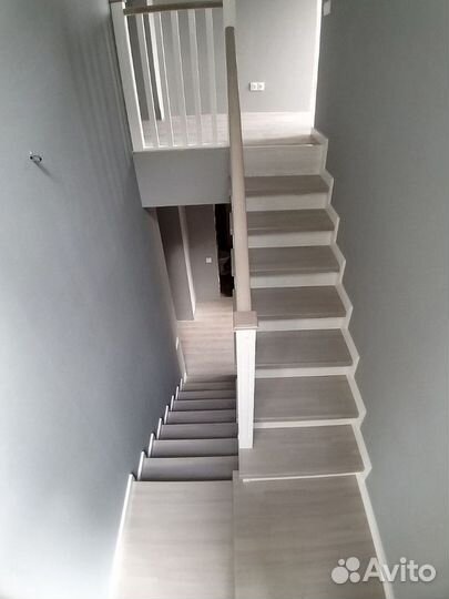 Лестница с площадкой на второй этаж