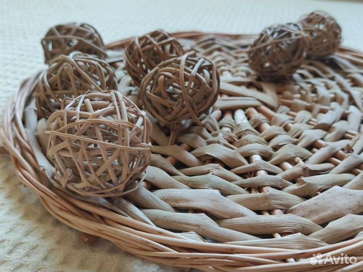 Круглое плетёное панно и клубочки