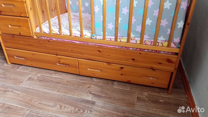 Детская кроватка с комодом из дерева