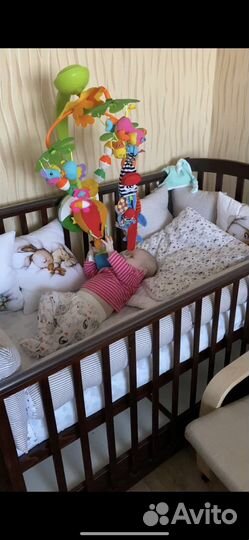 Детская кроватка с маятником
