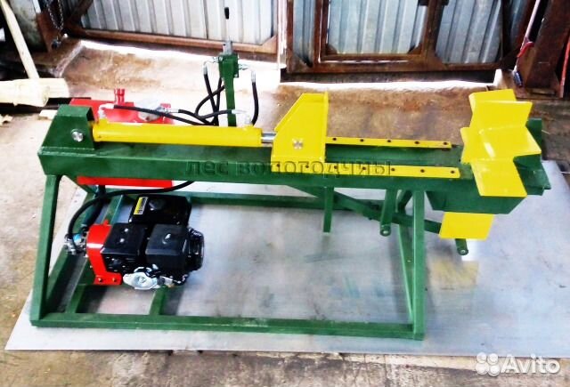 Кольщик дров на станке