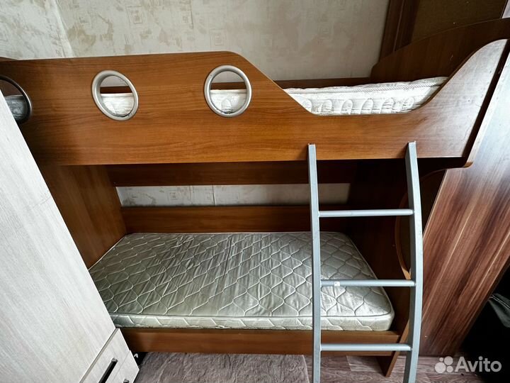 Кровать двухьярусная
