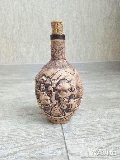 Глиняный кувшин для вина