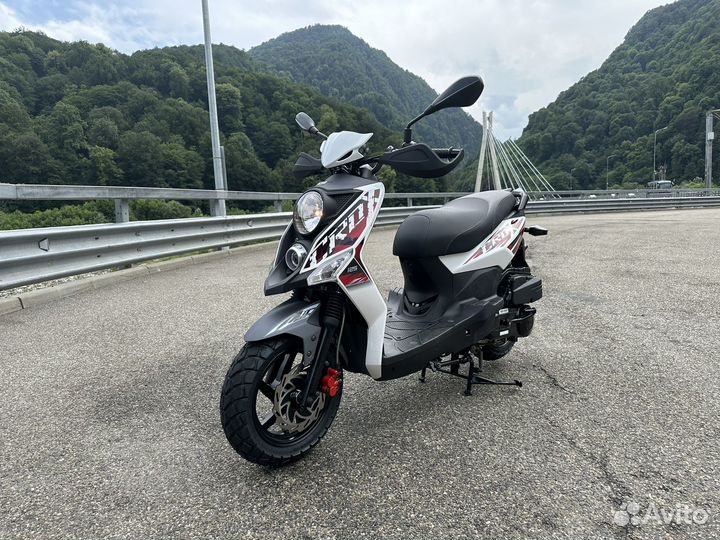 Курьер на мопеде компании