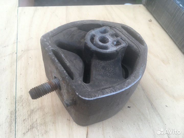 Подушка кронштейна на Пассат В5