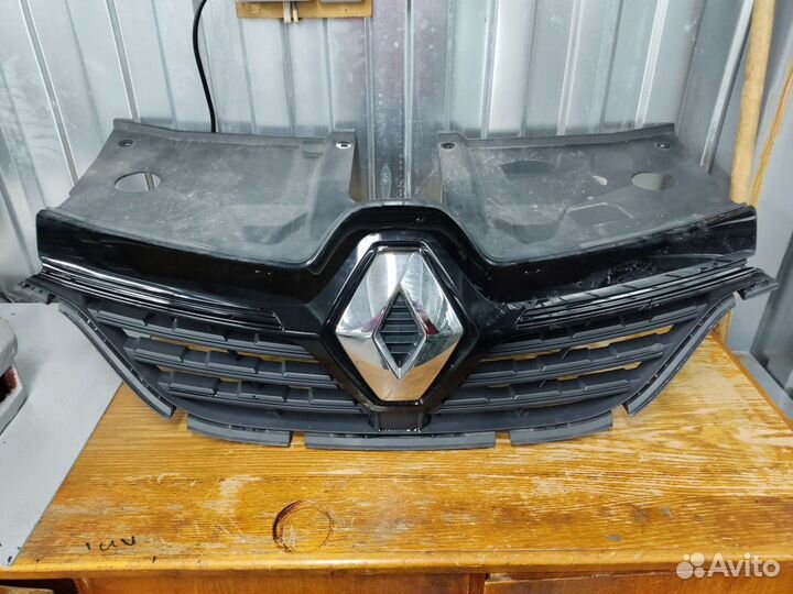 Решетка радиатора верхняя Рено Аркана