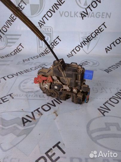 Замок двери задний левый Skoda Fabia