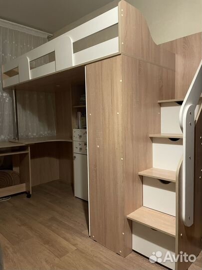 Кровать чердак со столом и шкафом