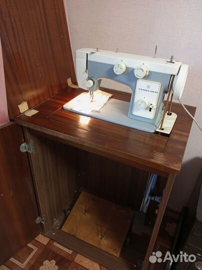 Швейная машинка Чайка 142м