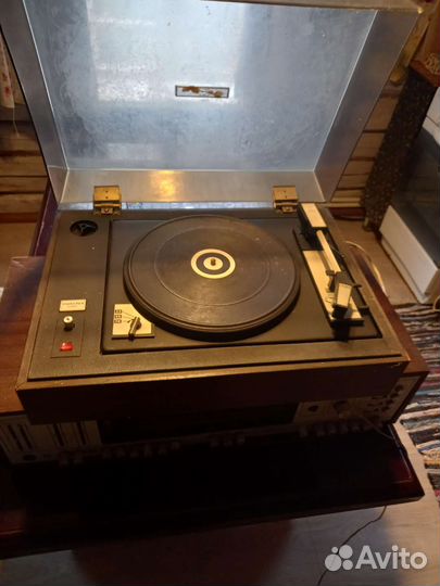 Проигрыватель винила мелодия стерео