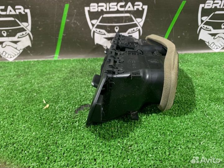 Дефлектор воздушный центральный в торпедо передний